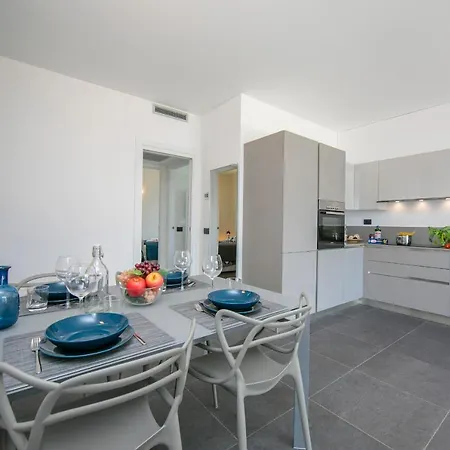 Sleeps 6 Pool Air Con Apartman